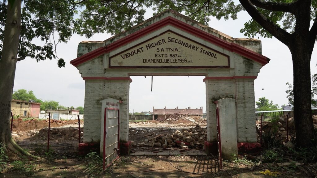 रीवा के गांव में स्कूल तक सड़क न होने पर छात्रों का प्रदर्शन, राशि स्वीकृत होने के बावजूद