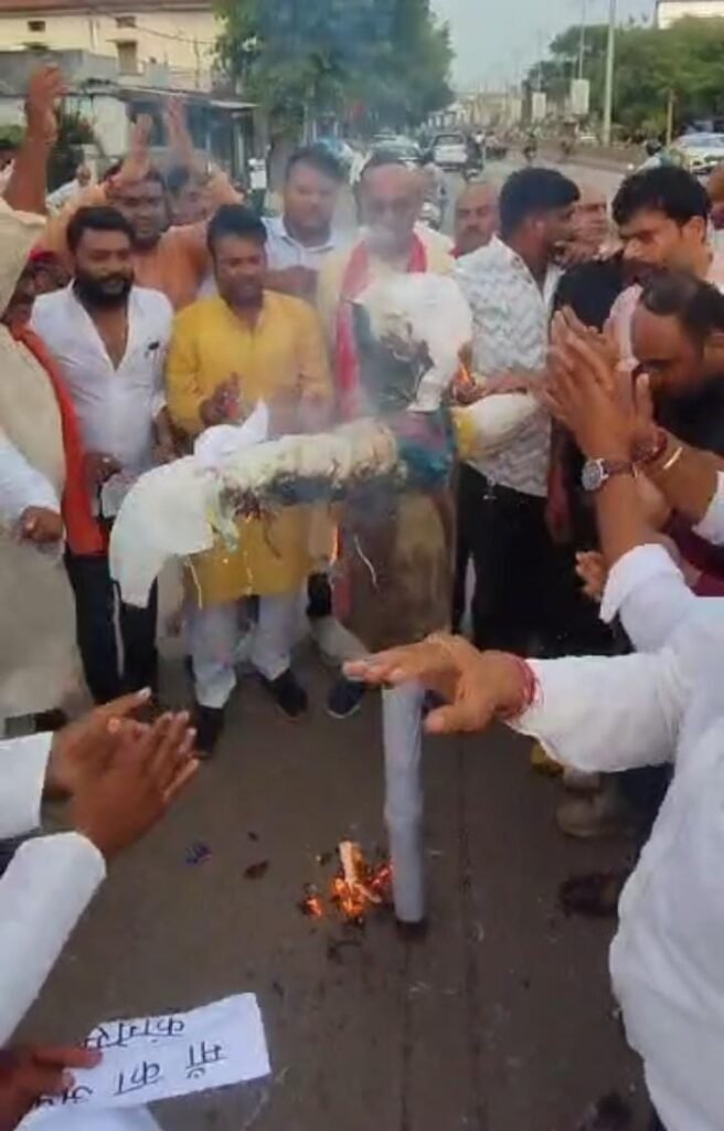 Effigy of Rahul Gandhi burned in front of the Congress office in Urrahat, Rewa