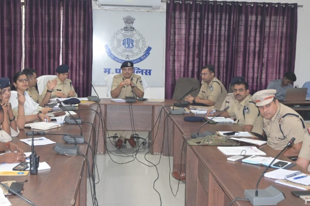 Rewa SP Vivek Singh and officers at the crime review meeting