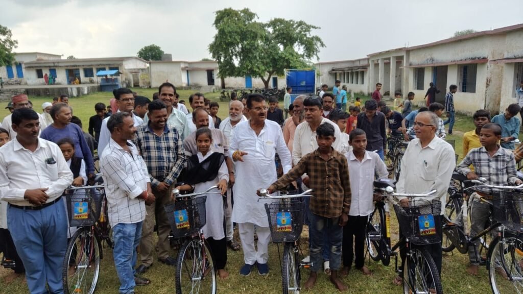 MLA Vishwamitra Pathak at the bicycle distribution programme for schoolchildren