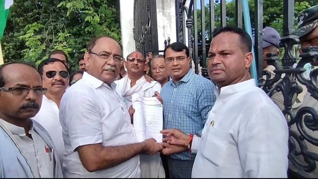 Congress workers gathered for the OBC reservation protest in Rewa