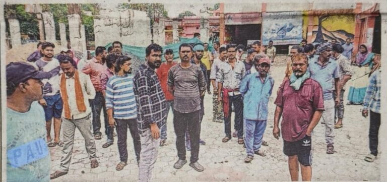 Shahdol municipal sanitation workers protested over unpaid wages