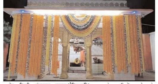 Devotees and decorations at the Hateshwar Nath temple, Mauganj