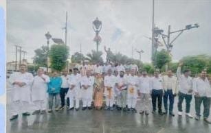 Congress workers garlanding Rajiv Gandhi’s statue at Rajiv Chowk, Singrauli