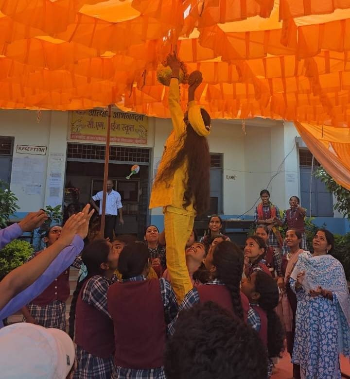 Matki-phod competition at Nritya Raghav temple, Rewa