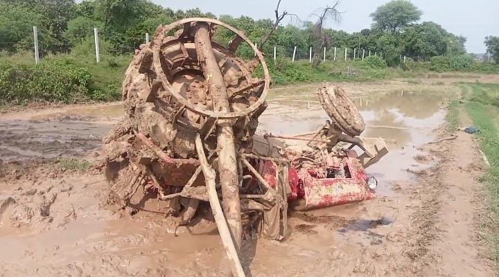 Tractor that overturned during ploughing in Nagma village