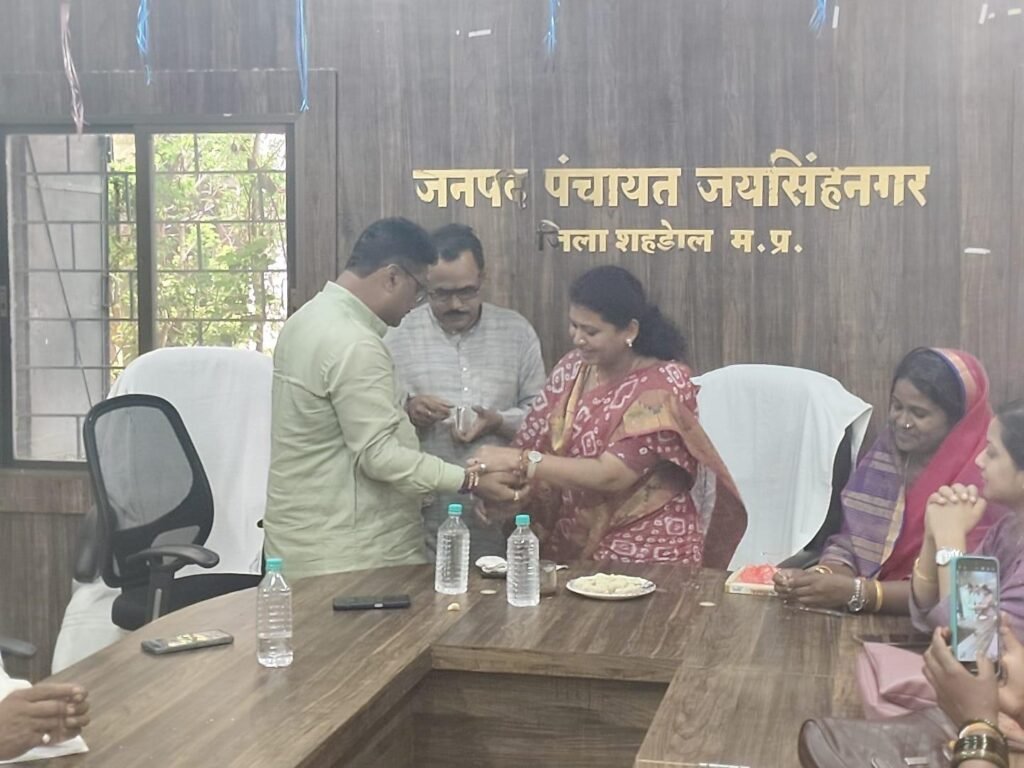 Jaisinghnagar MLA Manisha Singh tied rakhi to party workers at tiranga yatra