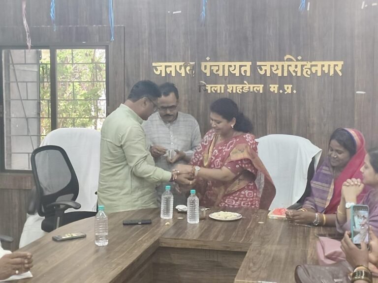 Jaisinghnagar MLA Manisha Singh tied rakhi to party workers at tiranga yatra