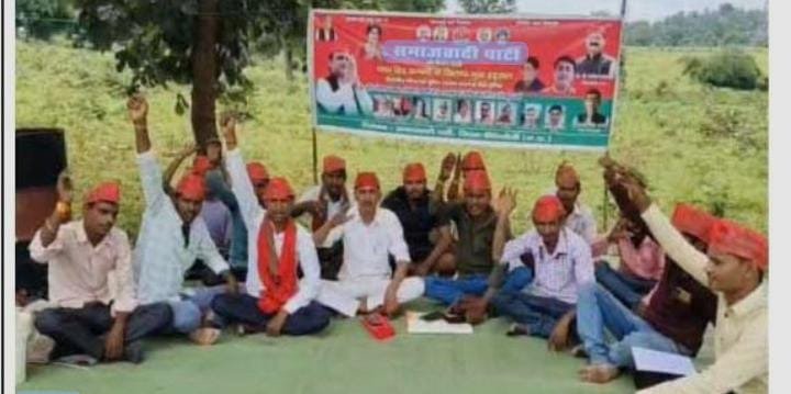 Photo accompanying the report: Power Grid displaced people’s hunger strike in Singrauli