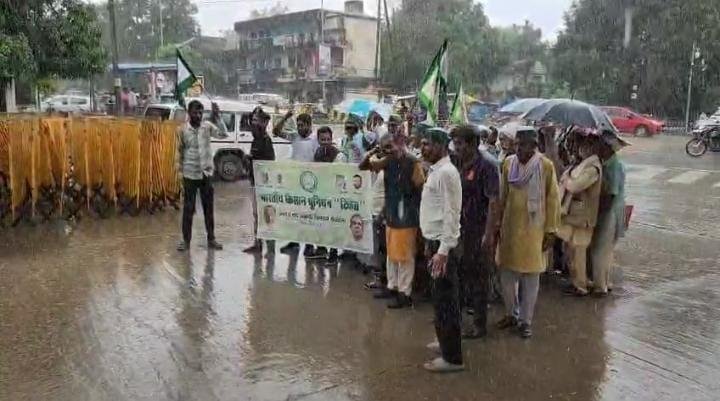 Farmers besieged Rewa Collectorate over unpaid dues and fertiliser shortage