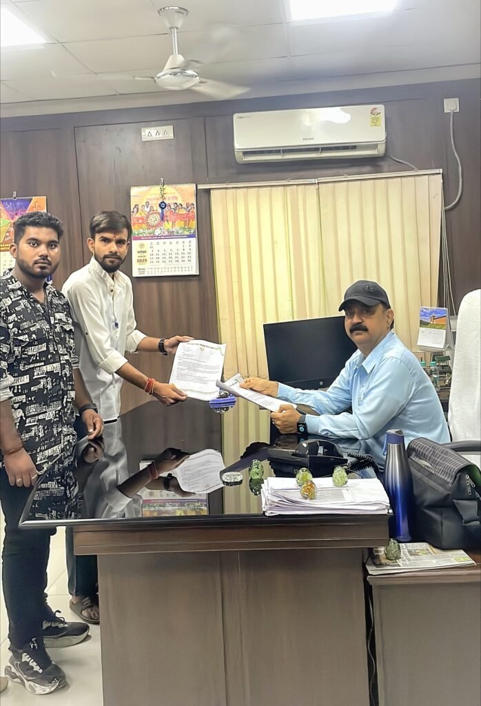 Youth Congress delegation led by Sheikh Sajil with the memorandum in Shahdol