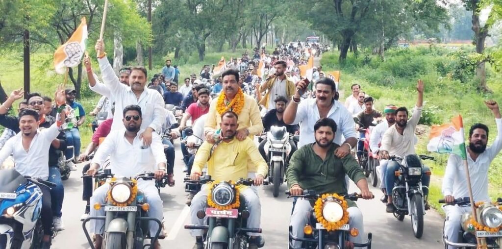Congress district president Ajay Awasthi was given grand welcome in Burhar block