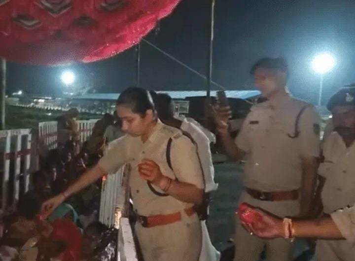 Police and farmers at the fertiliser distribution centre in Rewa