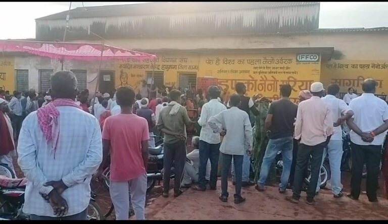 Fertiliser shortage in Hanumana: angry farmers blocked road under Congress leaders, supply restarted