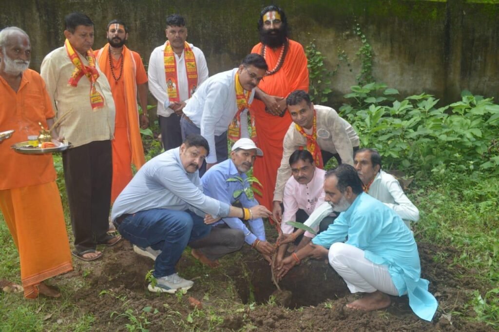 हरियाली महोत्सव अभियान: एक पेड़ मां के नाम त्रिदण्डी मठ के परिसर में पौधरोपण कर दिया पर्यावरण संरक्षण का संदेश।