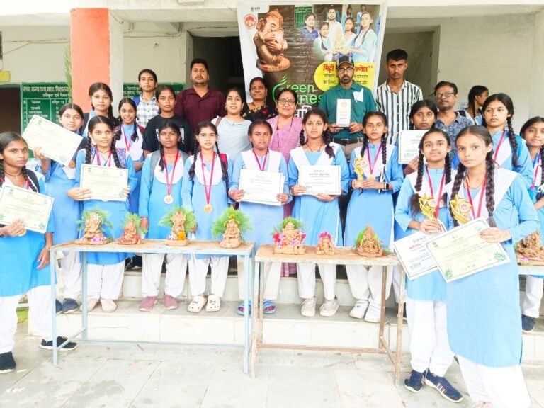 ग्रीन गणेश अभियान के तहत छात्राओं ने बनाई गोबर व मिट्टी के गणेश पर्यावरण संरक्षण का दिया संदेश ;