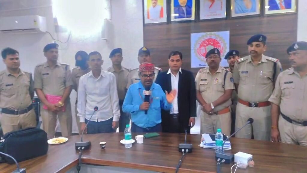 Cyber expert at Mauganj SP office taught police how to avoid cyber criminals’ traps