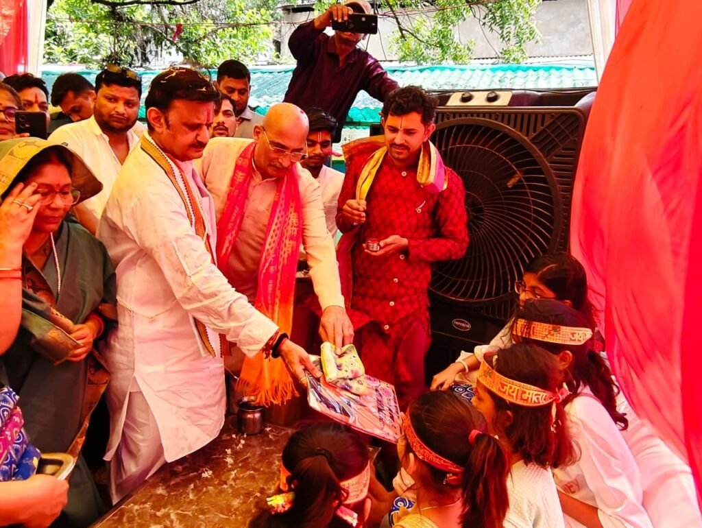 Deputy Chief Minister worshipping cows at Laxmanbagh gaushala, Rewa