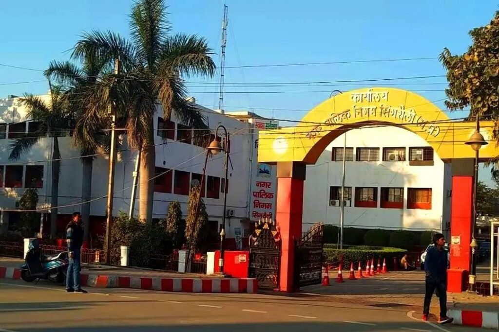 ऑन माइक पर सिंगरौली कमिश्नर का एक्शन, ज्वाइनिंग के साथ किया ऑफिसर सस्पेंड;