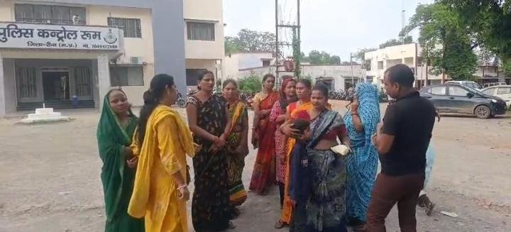 Rewa woman accused of defrauding neighbourhood women of lakhs in loan scam, absconded and was preparing to sell house