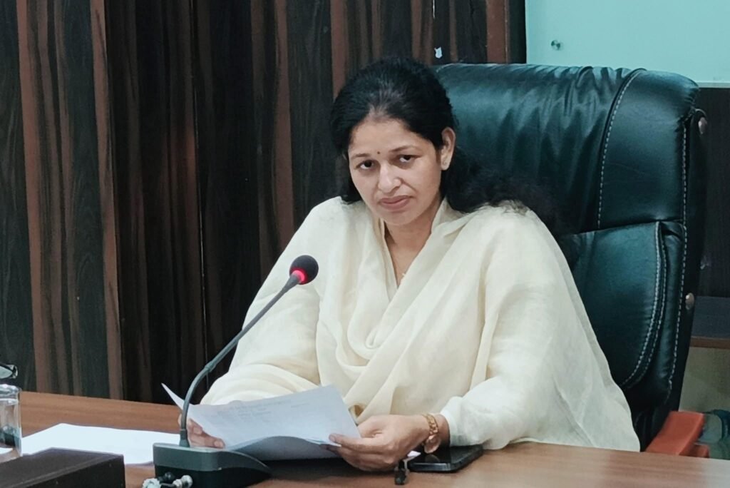 कलेक्टर रीवा ने सहायक ग्रेड-3 अभिराम मिश्रा की सेवा तत्काल प्रभाव से समाप्त की।