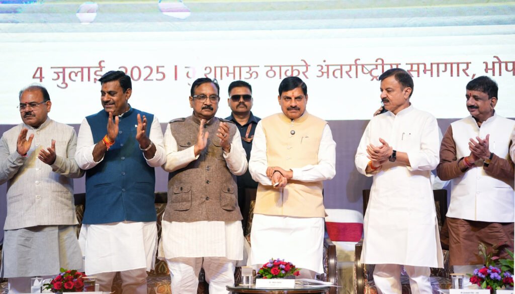 Students and officials at the laptop incentive transfer ceremony in Bhopal