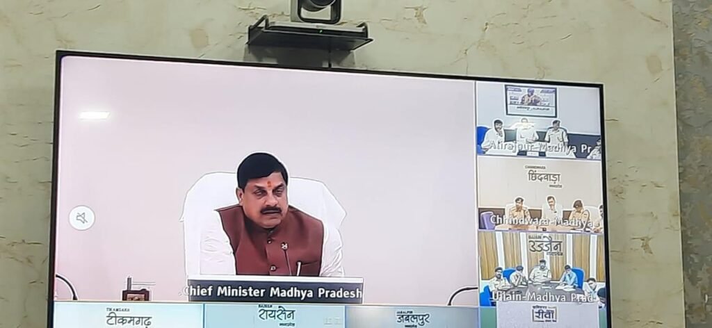 मुख्यमंत्री ने वीडियो कान्फ्रेंसिंग से की हर घर तिरंगा अभियान की समीक्षा