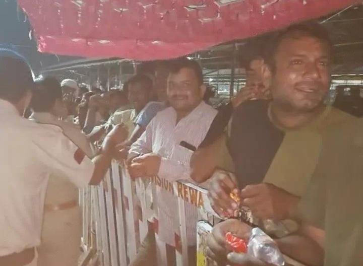 Rewa fertiliser crisis deepened: lathi charge on farmers, then police handed out toffees; urea due from 8 September