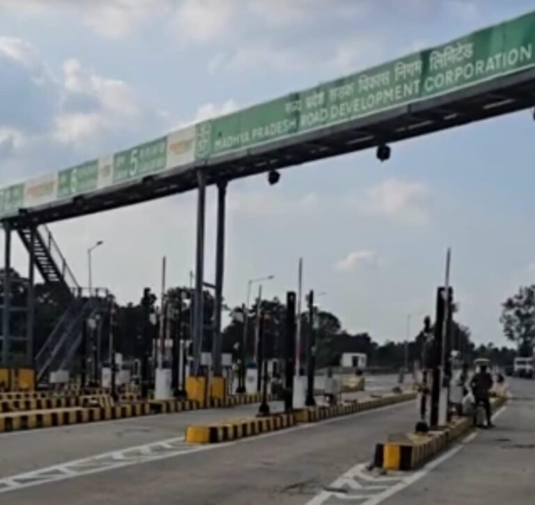 Toll charged on Shahdol-Rewa road at Karki plaza, including for small vehicles