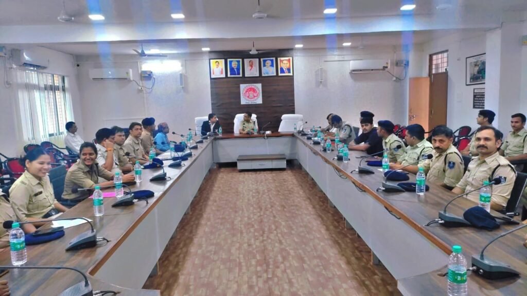 Cyber expert Mohit Mishra addressing police personnel in Mauganj