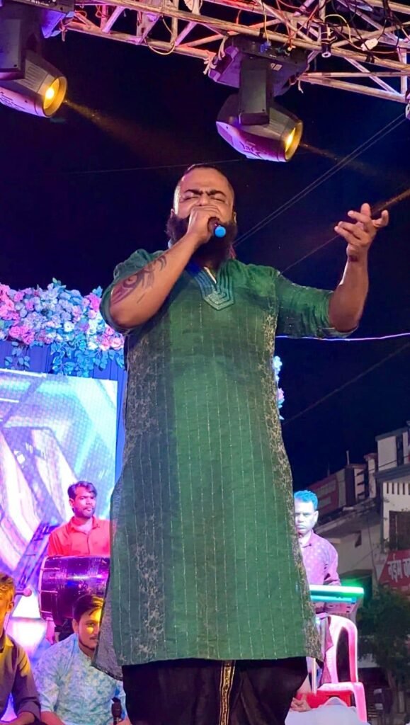 रीवा के राजा गणेश उत्सव में इंडियन आइडल फेम देबू चक्रवर्ती की धमाकेदार प्रस्तुति, देर रात तक झूमती रही जनता।