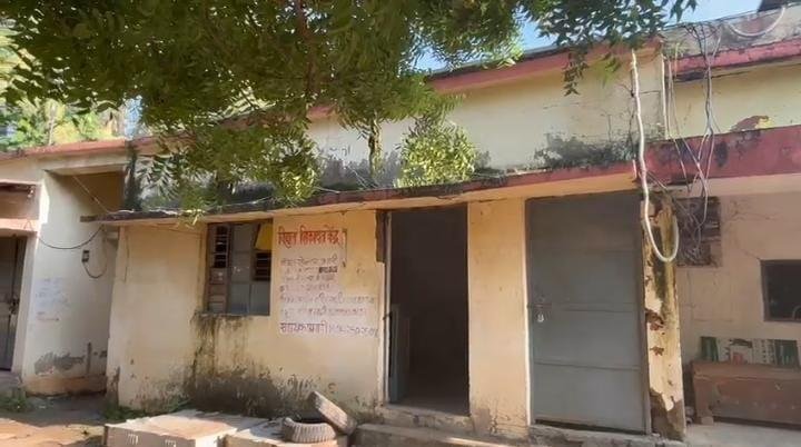 हेलमेट पहनकर काम कर रहे बिजली विभाग के कर्मचारी, जर्जर भवन से रोजाना टपक रहा खतरा