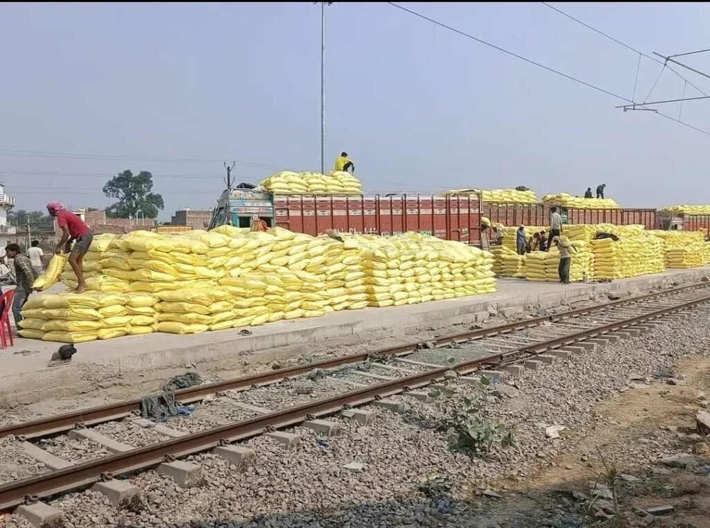 Photo accompanying the report: urea rake for Rewa and Mauganj districts